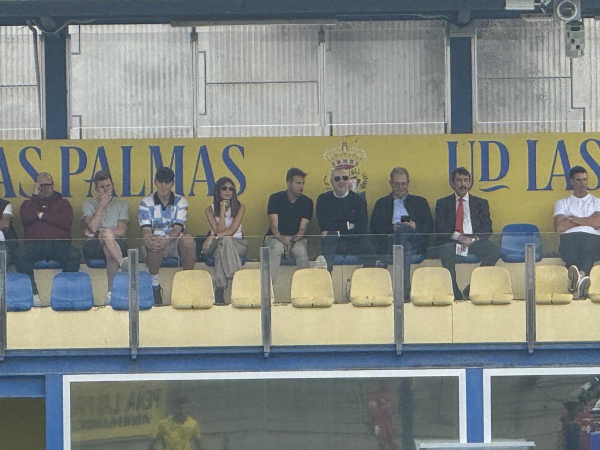 Luis García Fernández conversa con Miguel Ángel Ramírez, esta mañana, en el palco del Anexo de Siete Palmas.