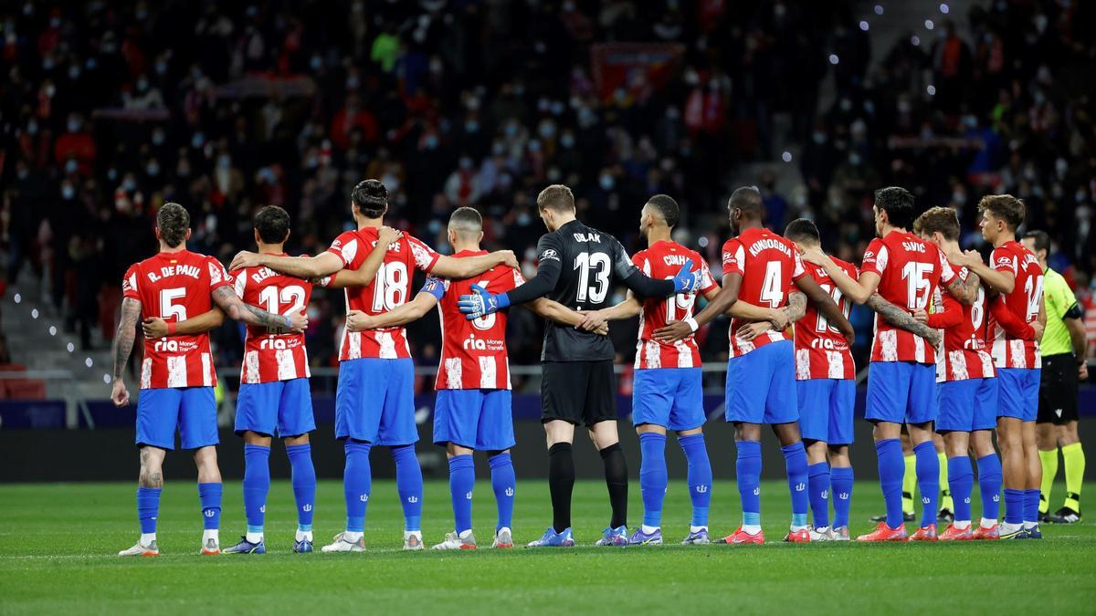 Minuto de silencio en homenaje a Almudena Grandes en el Wanda.