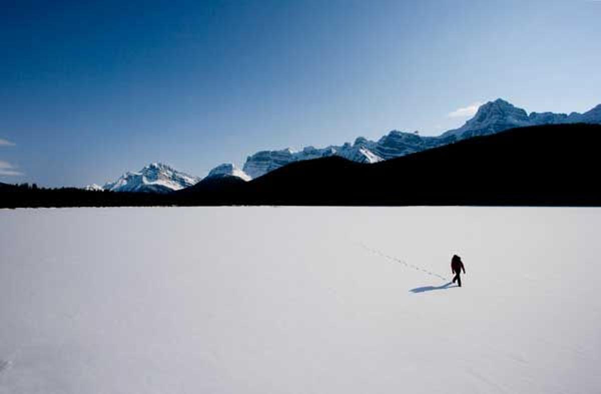 Montañista sobre un lago helado