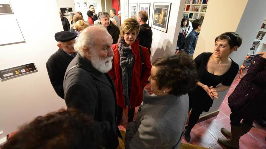 Carlos Álvarez-Nóvoa conversa con la alcaldesa María Fernández en la inauguración del centro teatral.