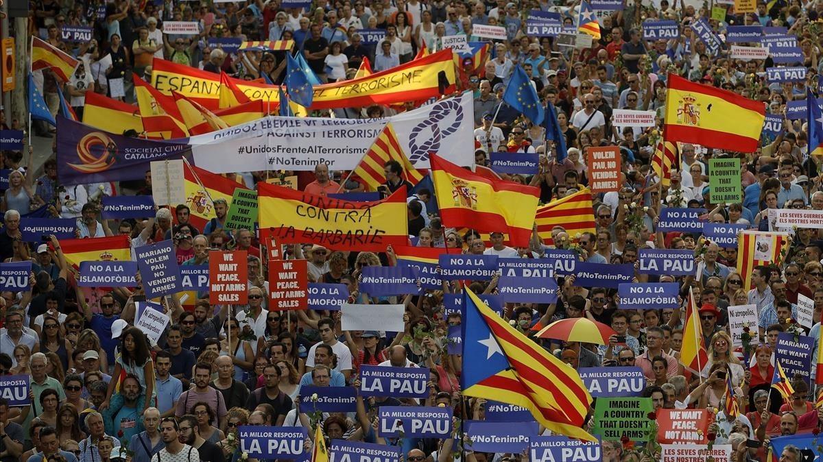 Mezcla de banderas españolas, estelades y senyeres.