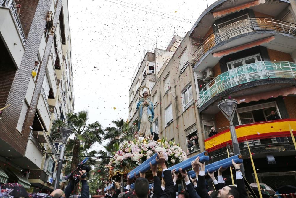 Pese a la fina lluvia que caía a primera hora de la mañana la procesión de Domingo de Resurección pudo celebrar el tradicional Encuentro en las cuatro esquinas