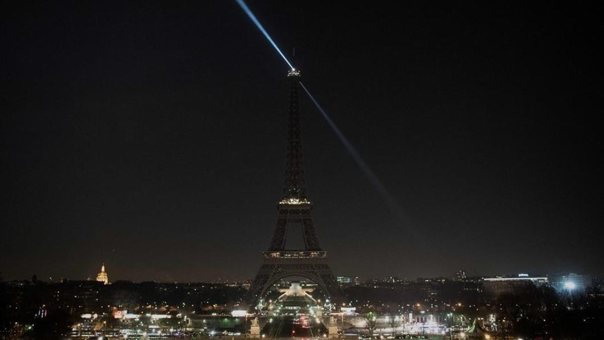 La Torre Eiffel, con las luces apagadas, en apoyo a los civiles de Alepo, esta noche.