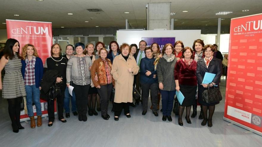 La Biblioteca General del Campus de Espinardo acoge una exposición sobre los cien años de la mujer en la UMU