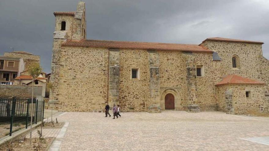 Aspecto que presentaba en la mañana de ayer la nueva plaza de la iglesia de Ayoó de Vidriales. Foto M. A. C.