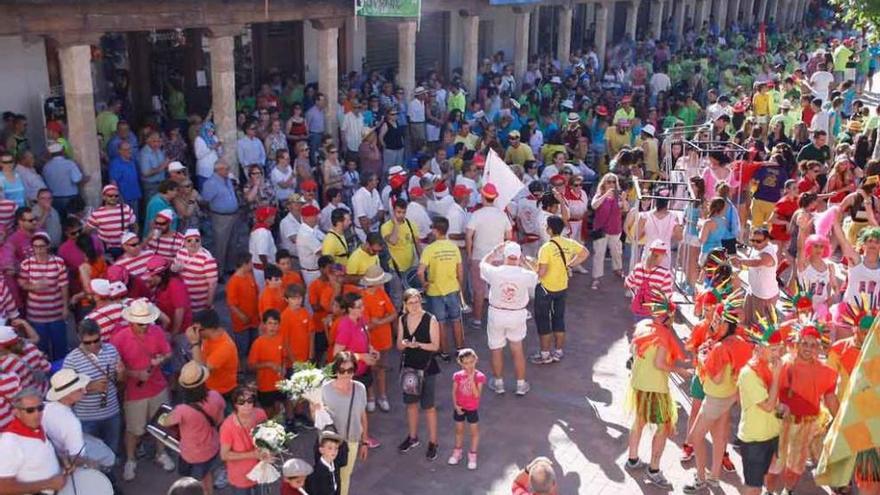 Desfile de peñas de Fuentesaúco como el que se desarrolla esta tarde en el inicio festivo.