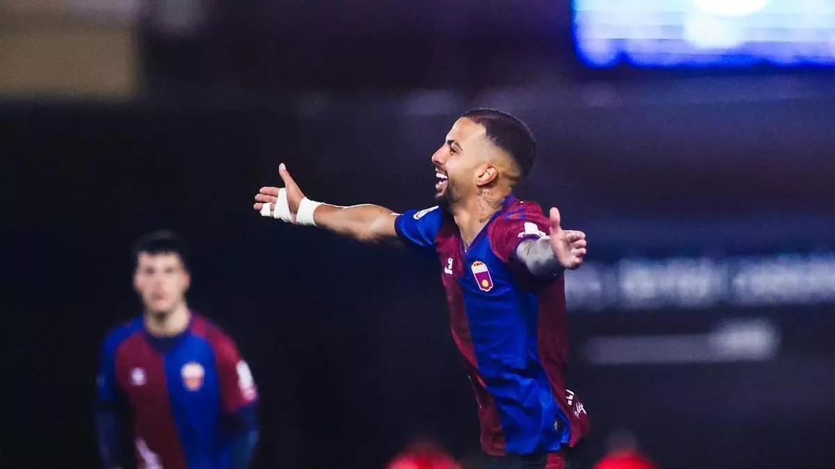 Hamza Bellari tras marcar un gol con el CD Eldense.