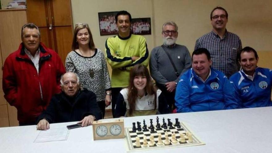 Algunos de los galardonados en los Premios Asociacionismo, con el promotor del acto. // FdV