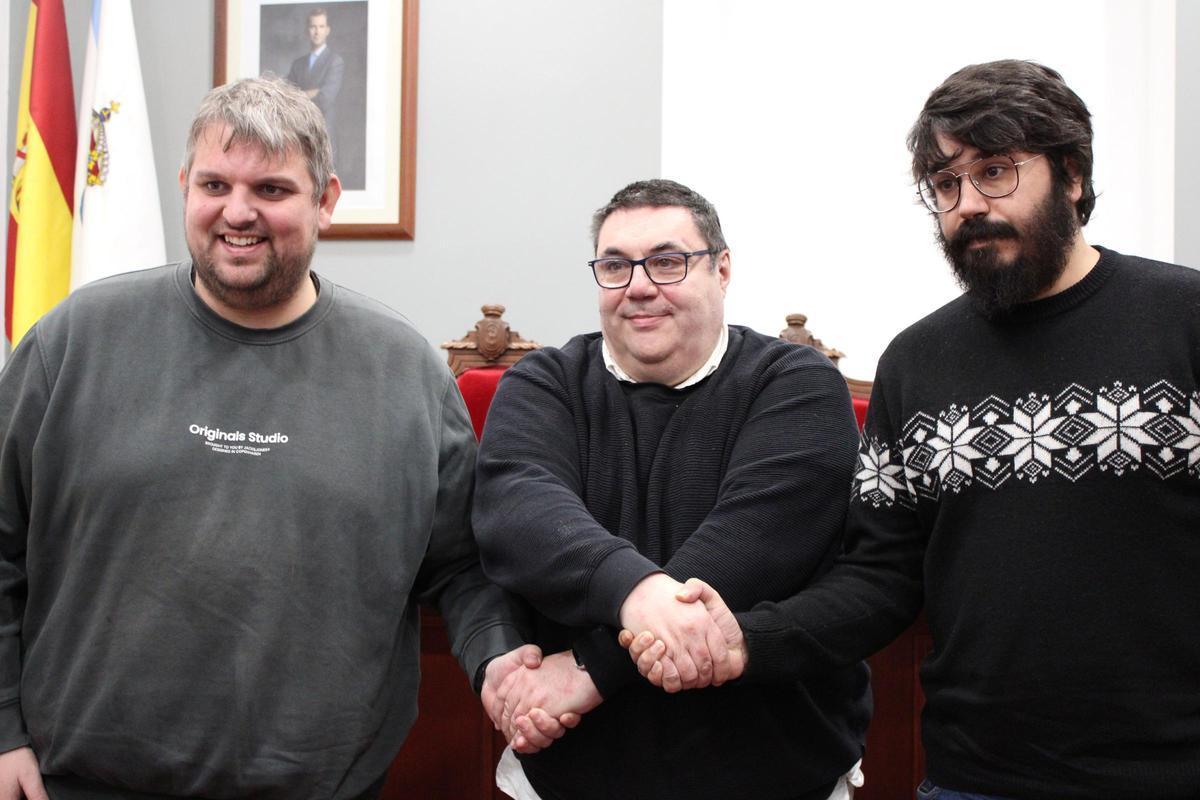 Manolo Seijas, esquerda, Francisco Pérez e Ricardo Suárez selando o acordo.