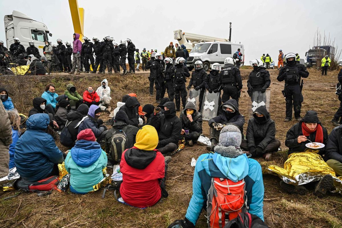 Manifestación contra una mina de lignito a cielo abierto en el pueblo alemán de Luetzerath. Los activistas reclaman que Alemania deje de extraer y quemar carbón lo antes posible por la lucha contra el cambio climático.