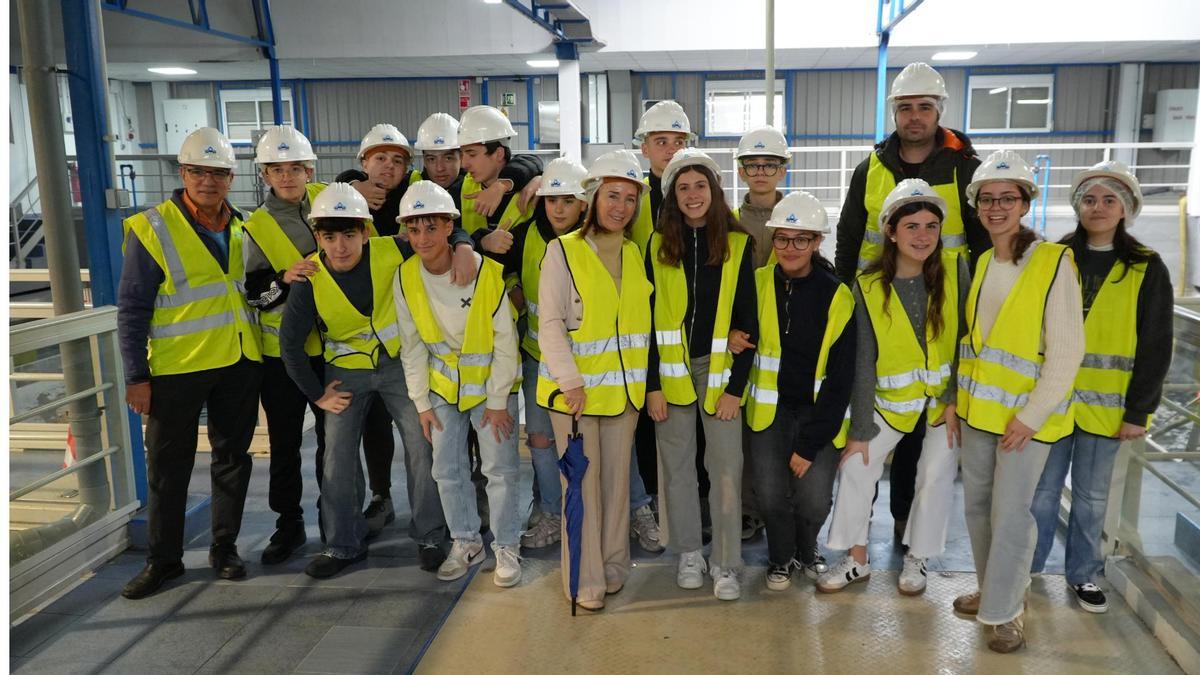 Un grupo de 40 alumnos del Colegio Santa María de Paz durante su visita a la ETAP de La Contraparada.