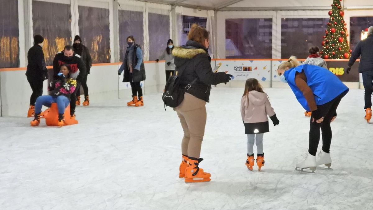 Durante la jornada de ayer el uso de la pista y los patines fue gratuito. |   // FERNANDO CASANOVA