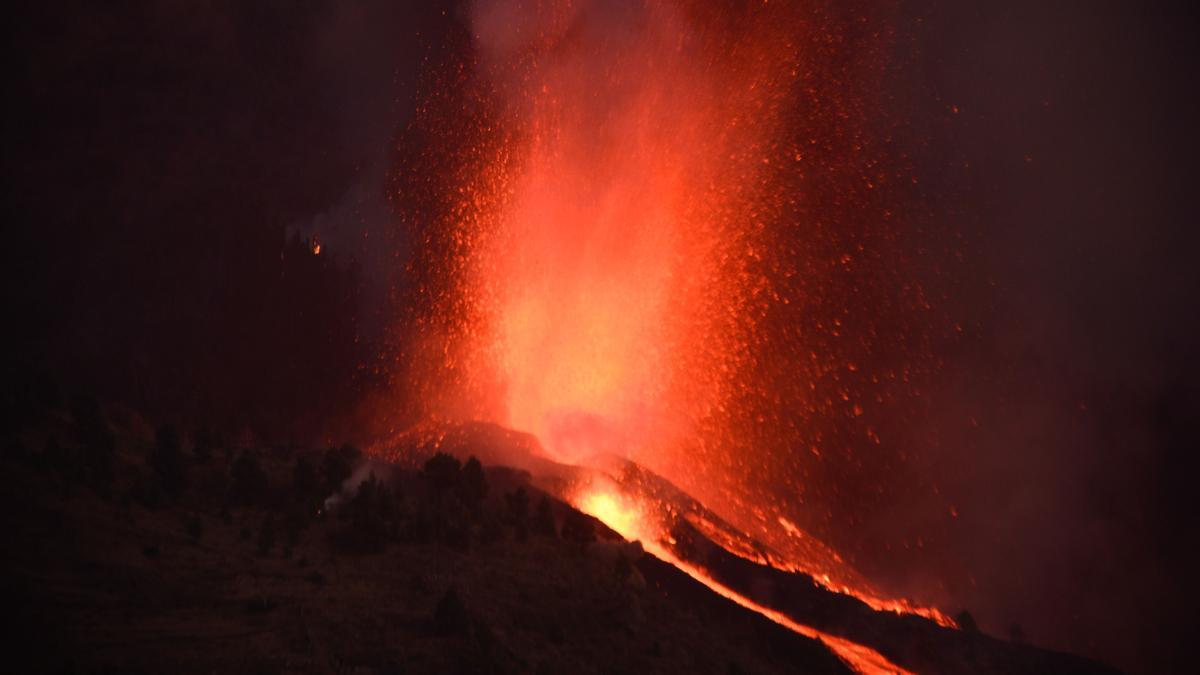 Comienza una erupción volcánica en la Cumbre Vieja de La Palma