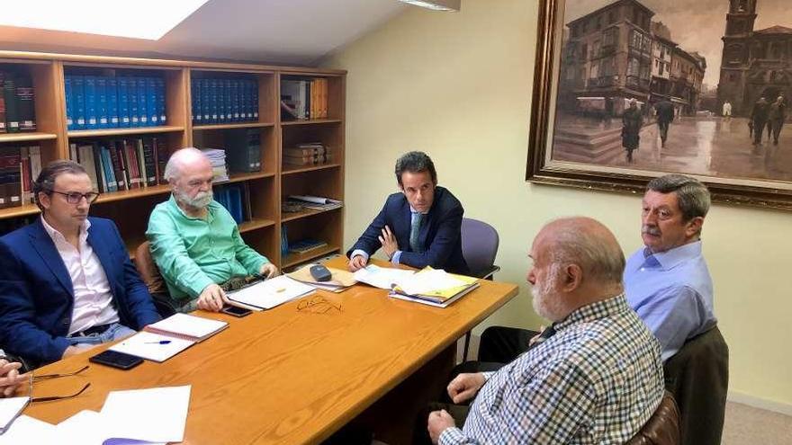 Desde la izquierda en torno a la mesa, Ignacio Morales, Víctor García Oviedo, Nacho Cuesta, Emilio Rico y Ramón Fernández Rañada, durante la reunión de ayer en el Ayuntamiento.