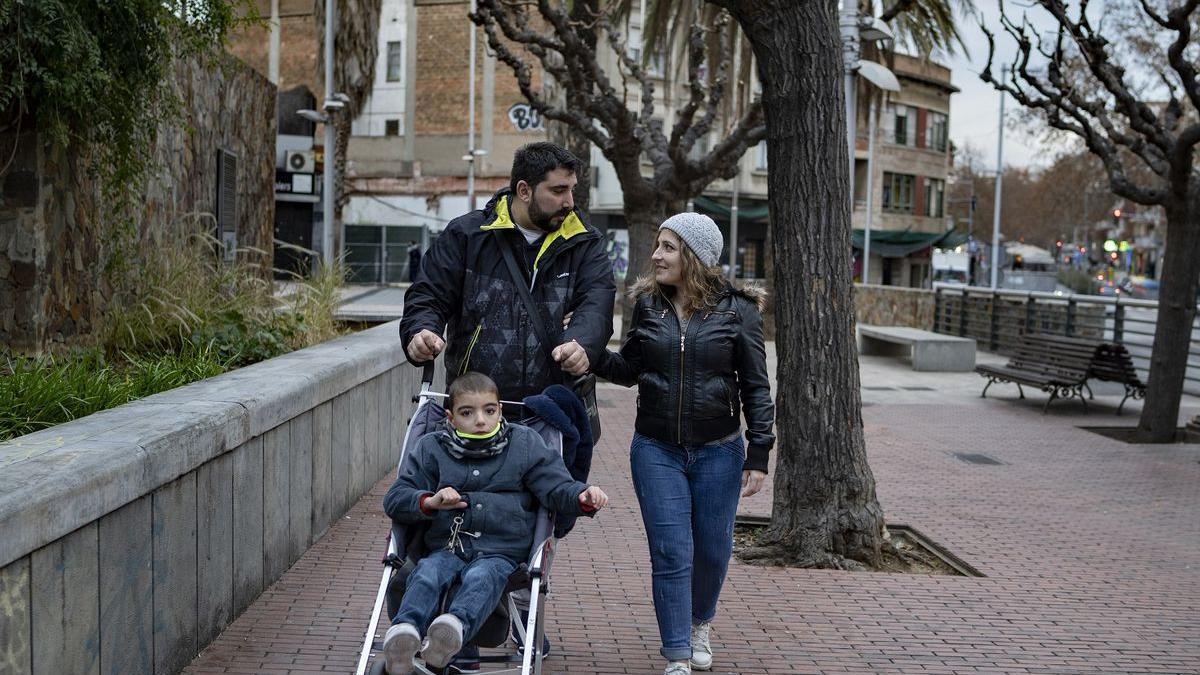 Íker, de 7 años y con el síndrome de KBG, junto a sus padres, Verónica Ramón y Juan Manuel Heredia.