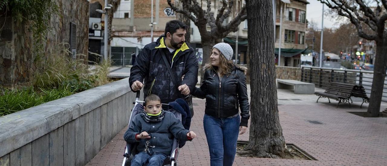 Íker, de 7 años y con el síndrome de KBG, junto a sus padres, Verónica Ramón y Juan Manuel Heredia.