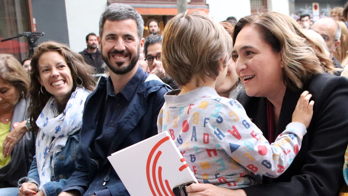 Ada Colau abraza a su hijo en un acto de campaña en el barrio de Gràcia.