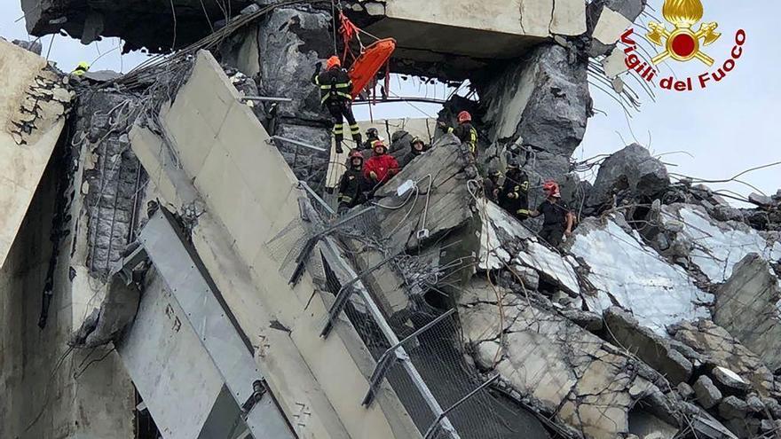 Los bomberos buscan heridos bajo los escombros. // Reuters