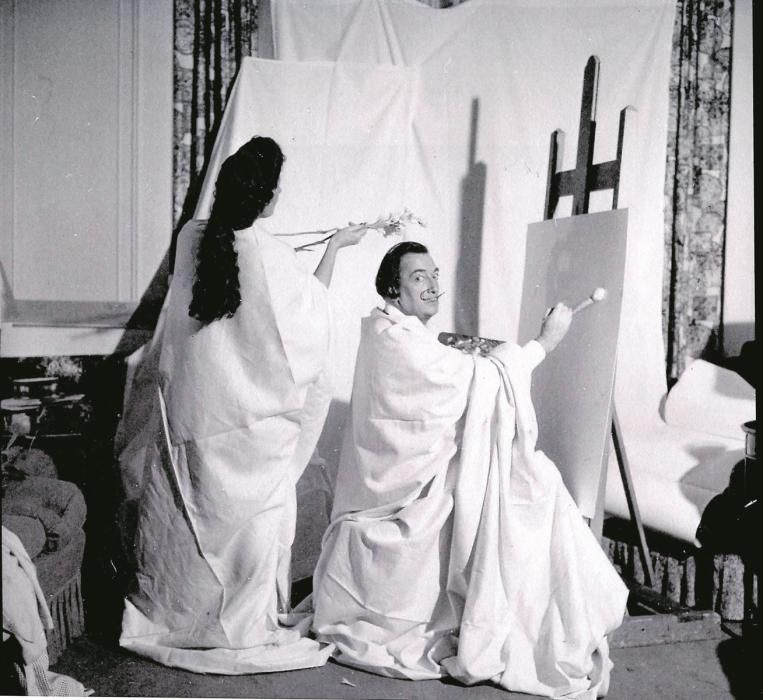 Imatge extreta d’un full de contactes de Gala i Salvador Dalí posant, a la dècada de 1960