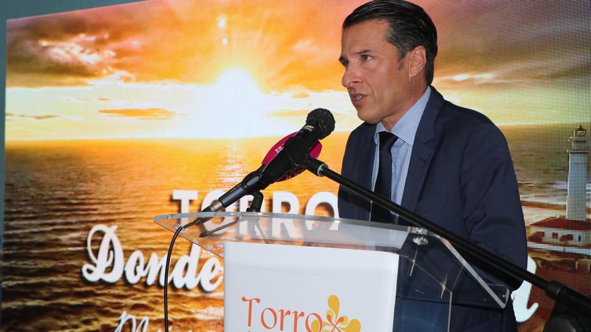 Óscar Medina, alcalde de Torrox, en la presentación en Fitur de la campaña &quot;Donde vive el Sol&quot;