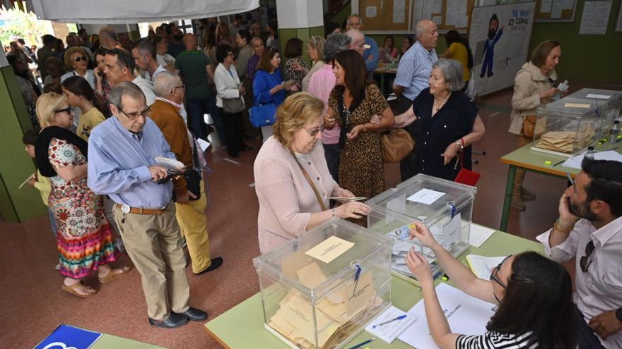 Votantes en una mesa electoral de Cartagena el  pasado 28 de mayo. | IVÁN URQUÍZAR