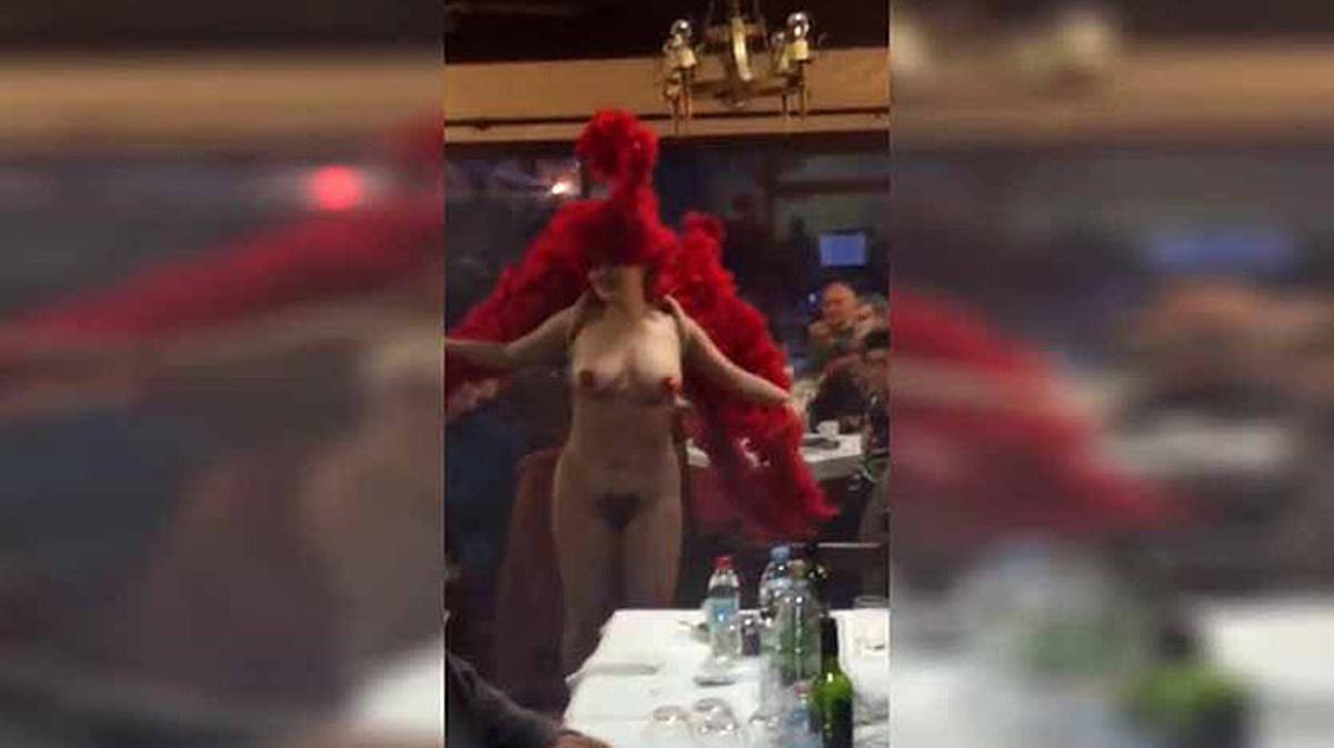 Una cantante con los pechos desnudos anima la cena de Navidad de unos  jubilados organizada por el Ayuntamiento de Lozoya