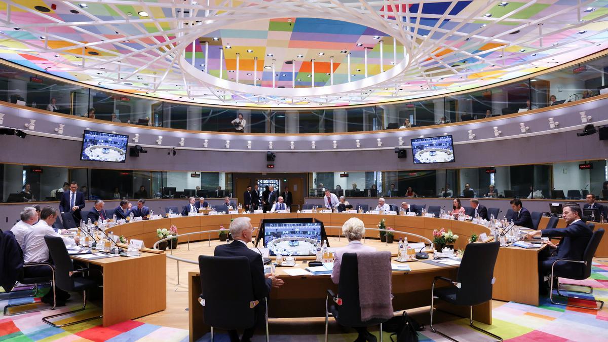 Imatge dels líders europeus reunits al Consell en la cimera per decidir sobre si atorgar l&#039;estatus de candidat a Ucraïna, Moldàvia i Geòrgia