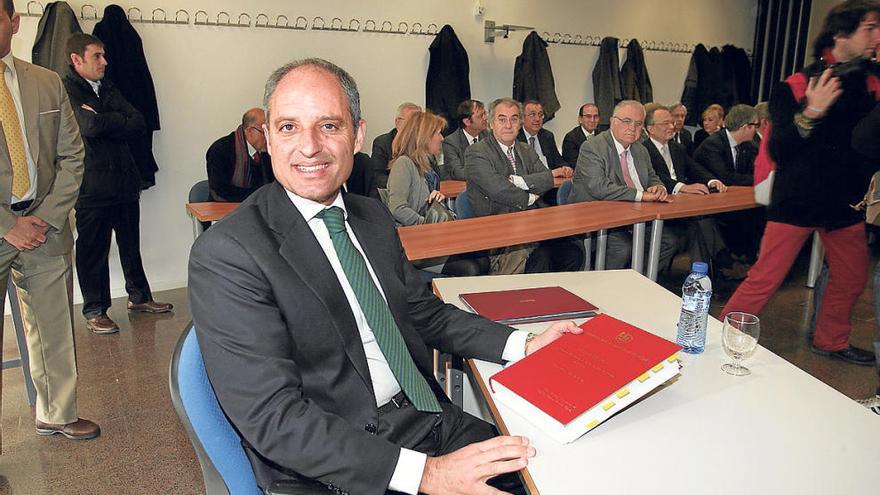 El expresidente Francisco Camps durante su paso por la UMH en 2012 para defender su tesis.