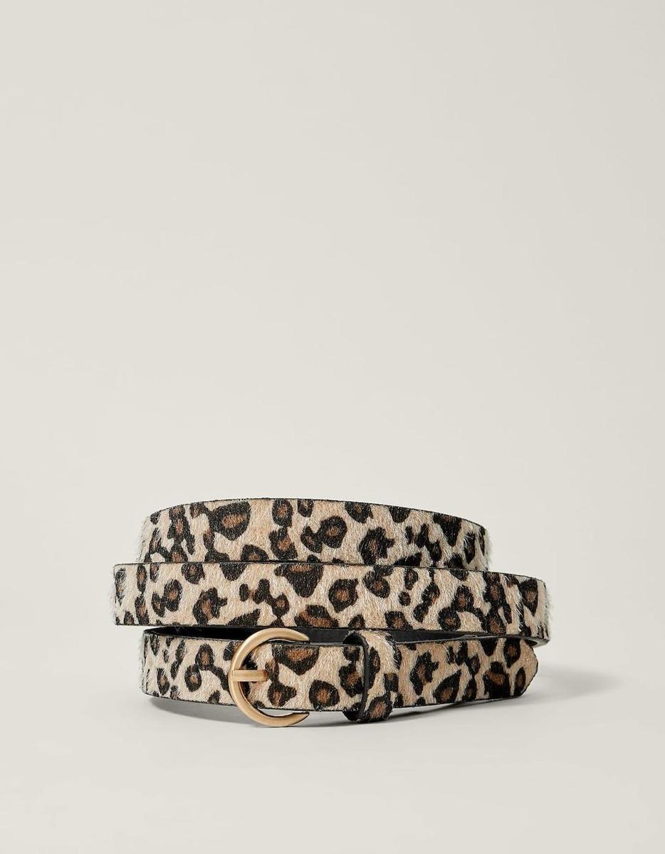 Cinturón fino efecto leopardo de Stradivarius (Precio: 3,99 euros)