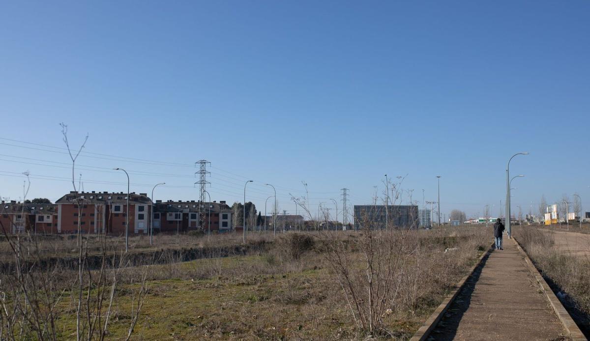 Parcelas de la calle Arañuelos, junto a Cardenal Cisneros, que se ofrecerán para construir vivienda pública. | ANA BURRIEZA (ARCHIVO)