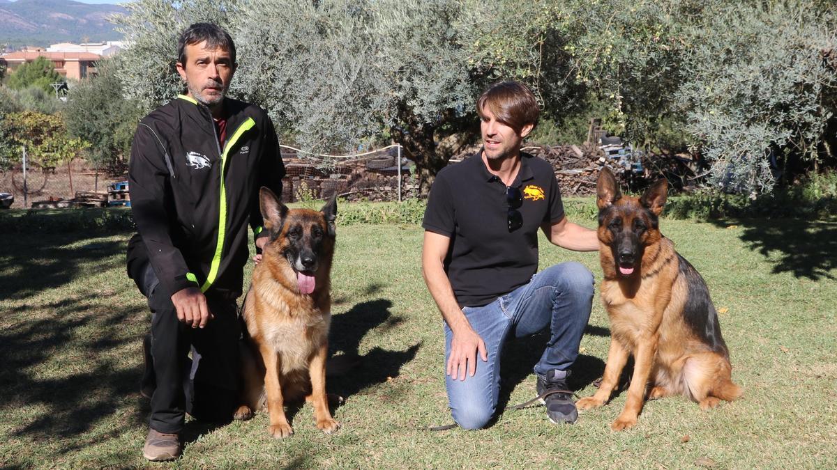 José Ramón Martínez y Enrique Jiménez, junto a dos de los perros pastor alemán que crían.