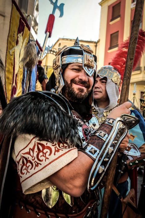 La procesión de la reliquia es uno de los actos que más agradan a los alcoyanos en el día dedicado al patrón San Jorge.