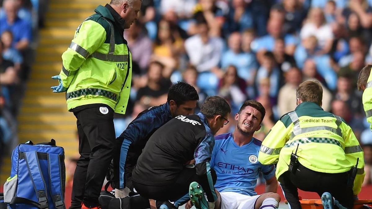 Aymeric Laporte es atendido tras lesionarse en el partido ante el Brighton