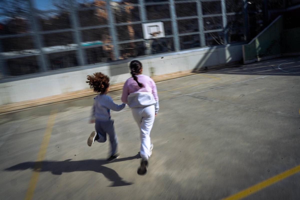 Dos niñas corriendo en el patio de una escuela catalana, este curso.