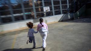 Dos niñas corriendo en el patio de una escuela catalana, este curso.