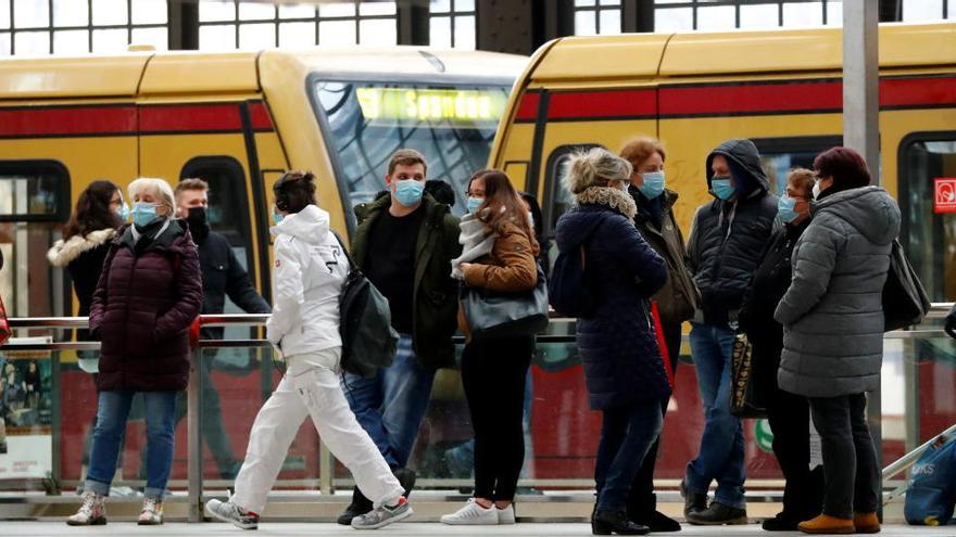 Ciudadanos esperan un autobús en Berlín.