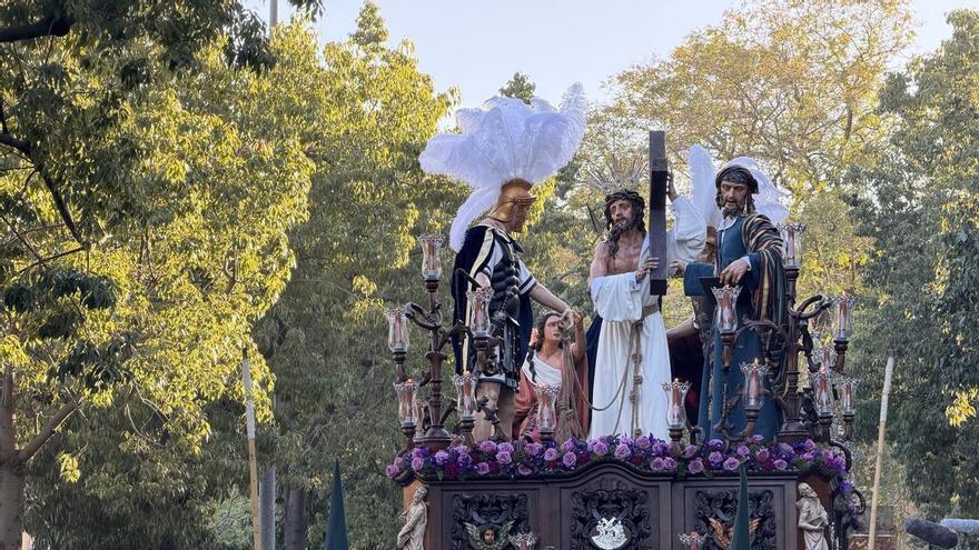 Vídeo | La emoción de las Tres Mil abre el Viernes de Dolores en Sevilla