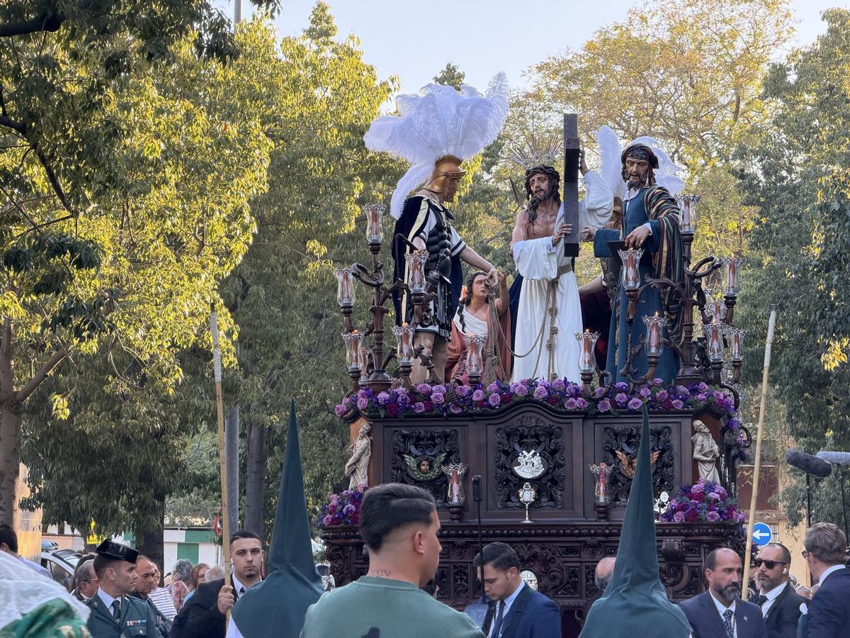 El paso de misterio de Bendición y Esperanza, por las calles de Las Tres Mil.