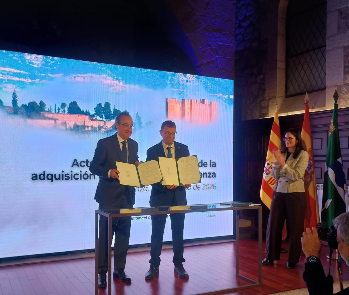 Acto de adquisición del Castillo de Mequinenza con la presencia del alcalde de la localidad y Endesa