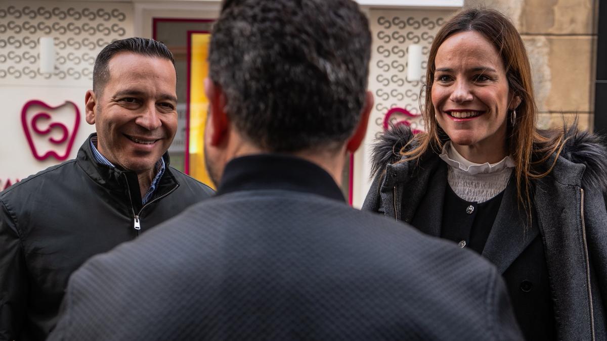 Óscar Fernández Calle e Isabel Pérez Moñino charlan con vecinos de Mérida.