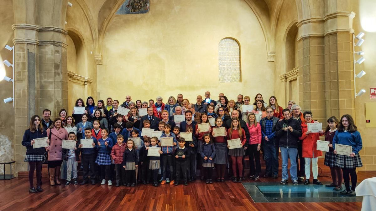 Foto de familia de los premiados ayer en el complejo cultural de Santa Catalina.