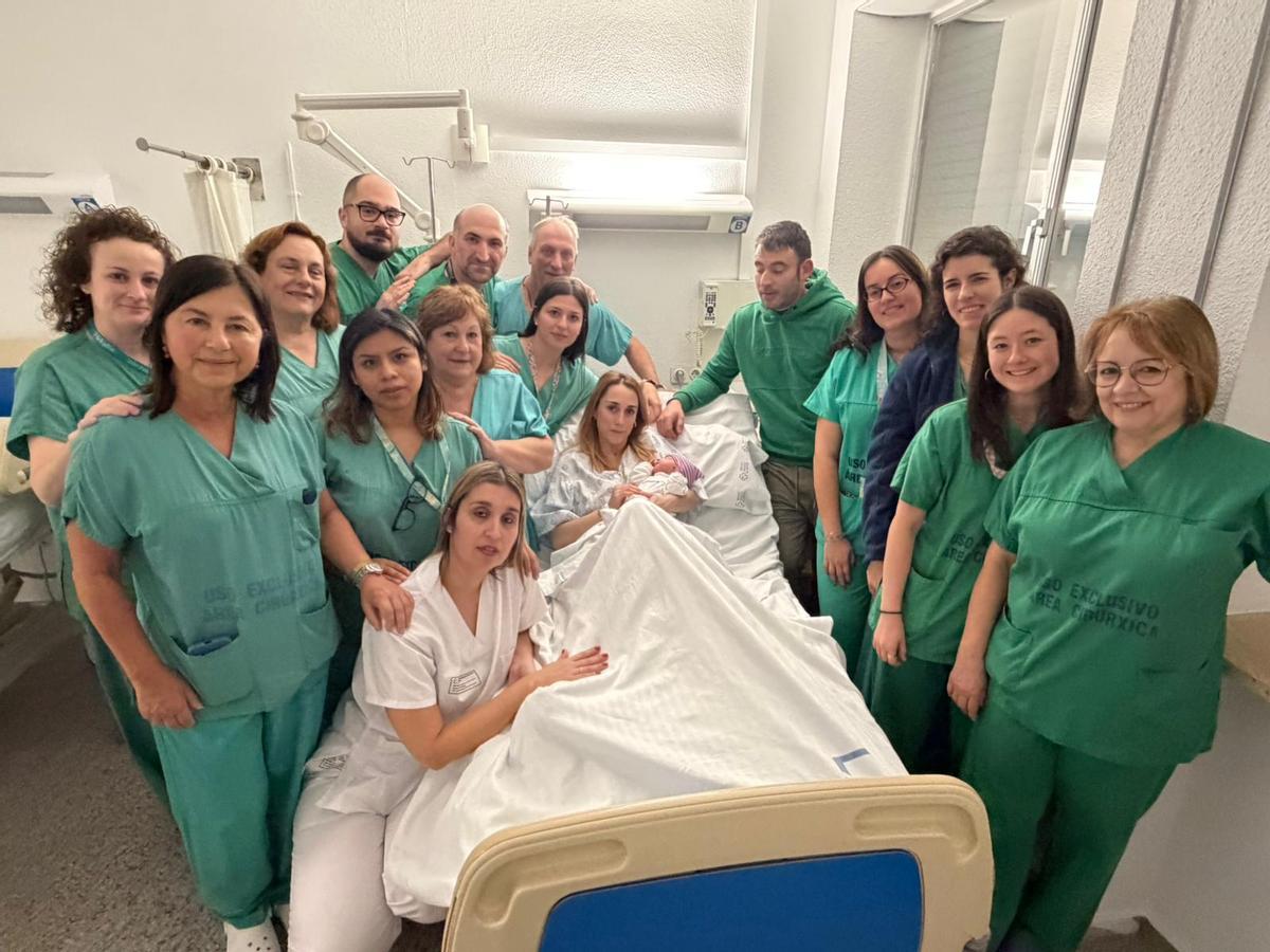 El equipo del CHUO junto a la niña y sus padres