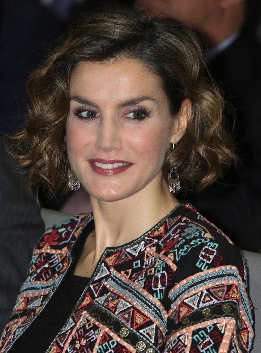 Letizia Ortiz con melena ondulada y chaqueta de Zara