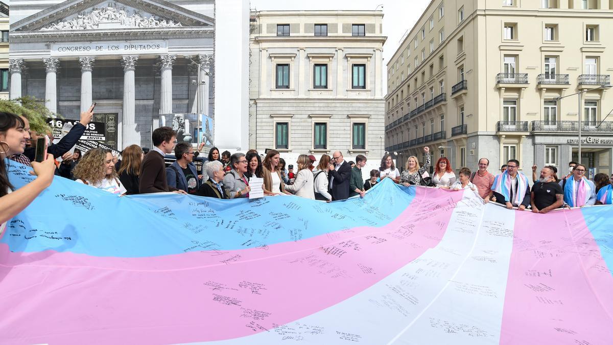 Concentración en Madrid para pedir la aprobación de la ley Trans.