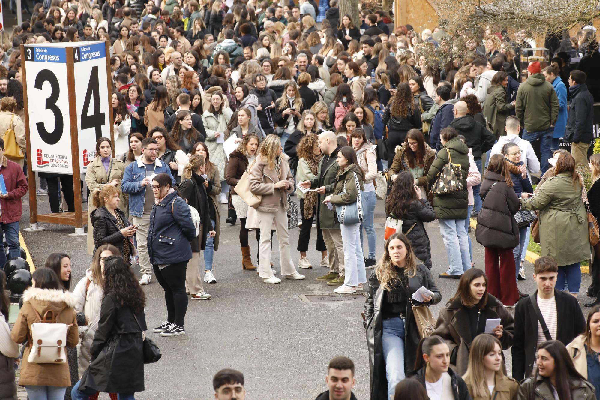 Miles de personas participan en la macrooposición de la sanidad pública asturiana.