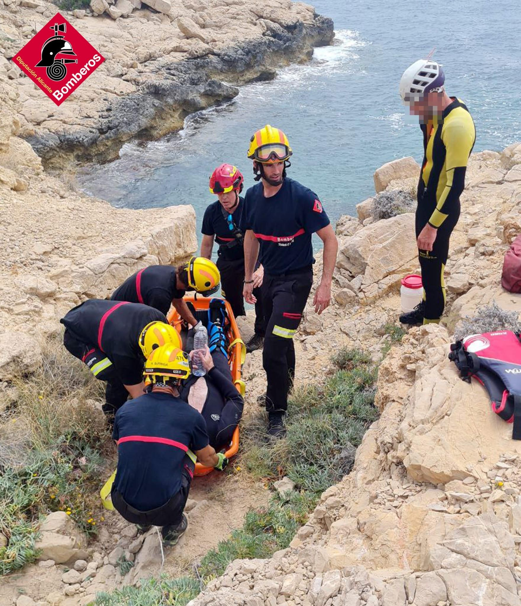 El rescate en la Cala Erizos de Villajoyosa por parte de los bomberos
