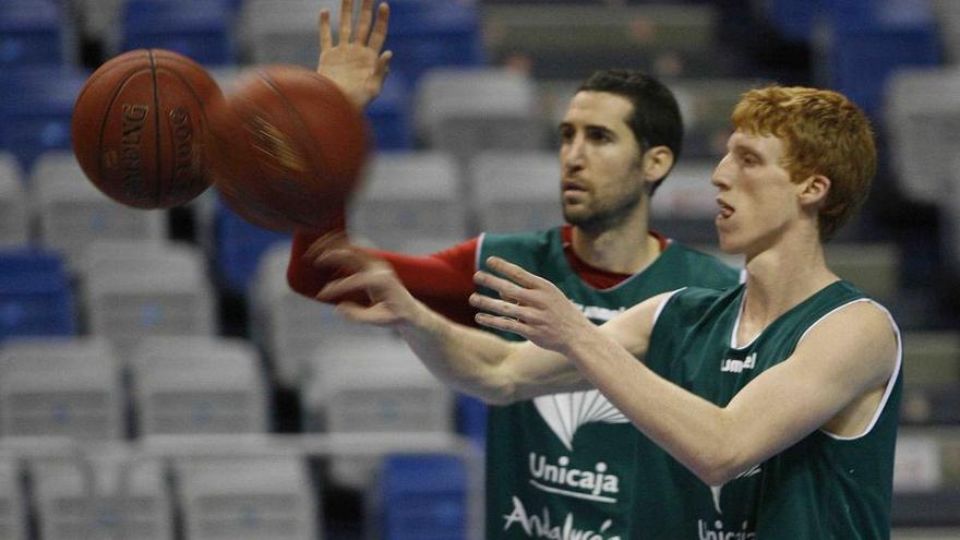 Sergi Vidal y Alberto Díaz, ambos en un entrenamiento, se jugarán un puesto en el Estudiantes-Unicaja.