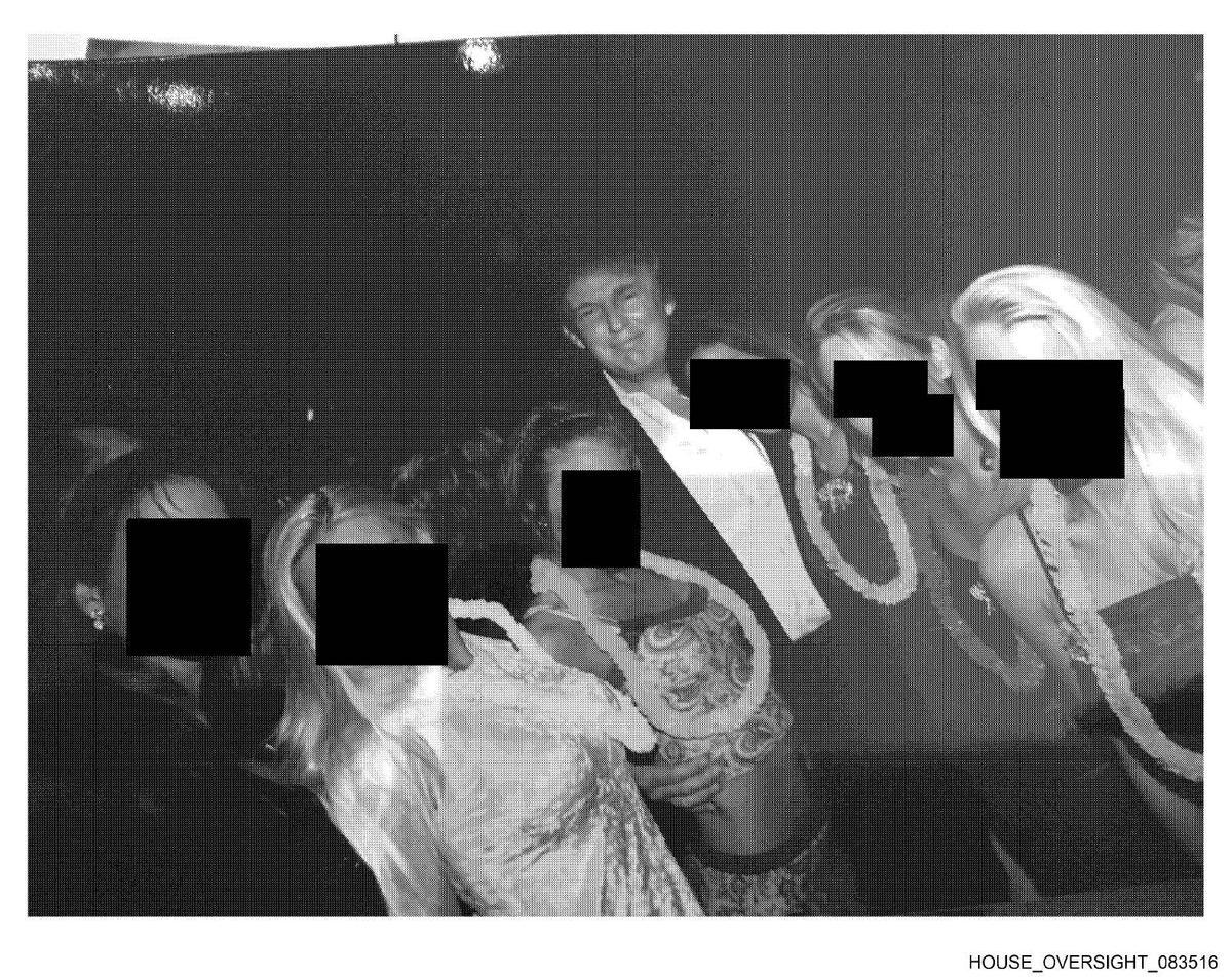n einem Schwarz-Weiß-Bild ist Donald Trump zusammen mit sechs unkenntlich gemachten Frauen zu sehen