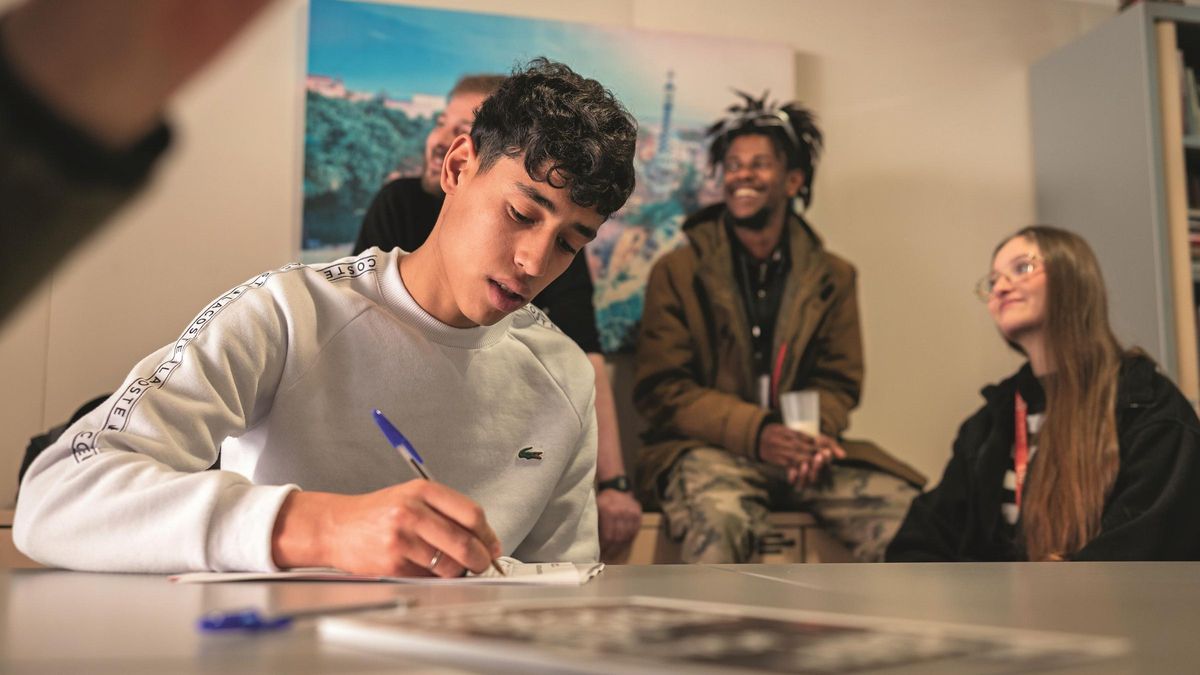 En el Centro residencial Creu dels Molers de Barcelona los jóvenes realizan actividades diversas enfocadas tanto al ocio y la cohesión de grupo, como a la formación e inserción laboral.