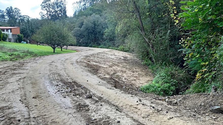 Obras del paseo fluvial al borde del regato de San Pedro, hace unos meses. |   // L.O.